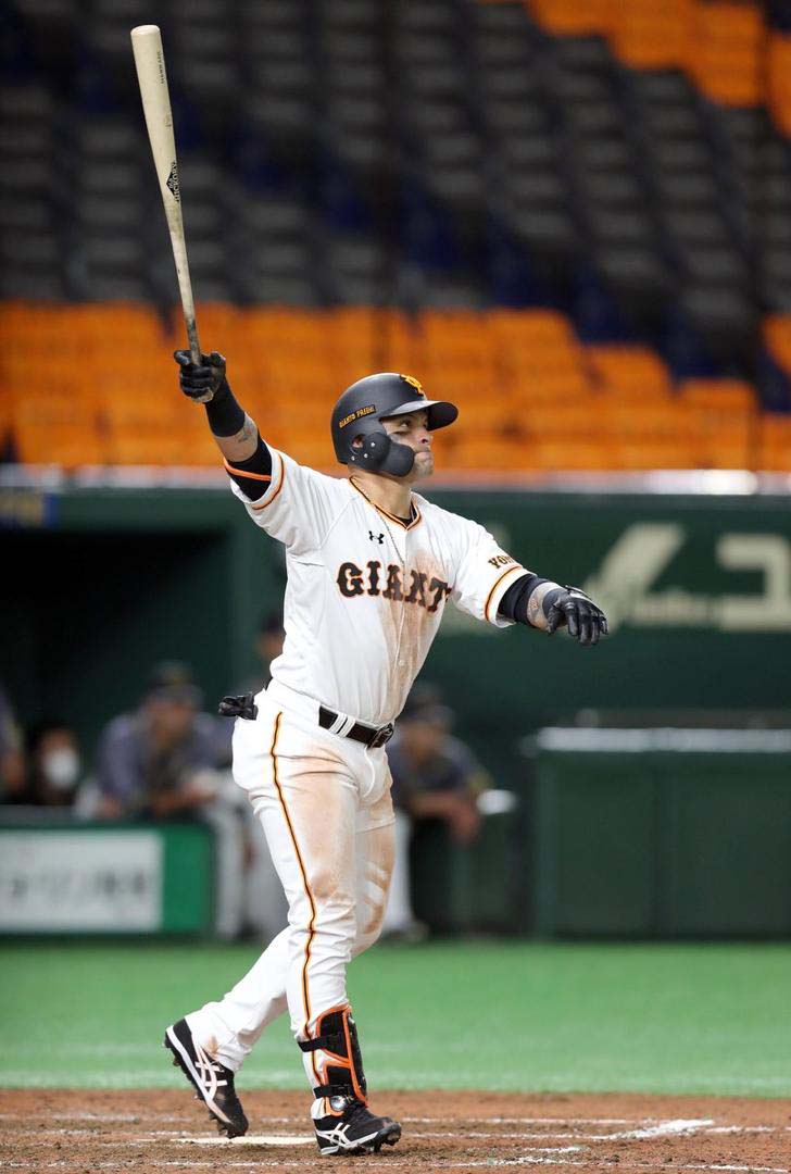 Baseball player Gerardo Parra in a Giants uniform holding a bat on a baseball field